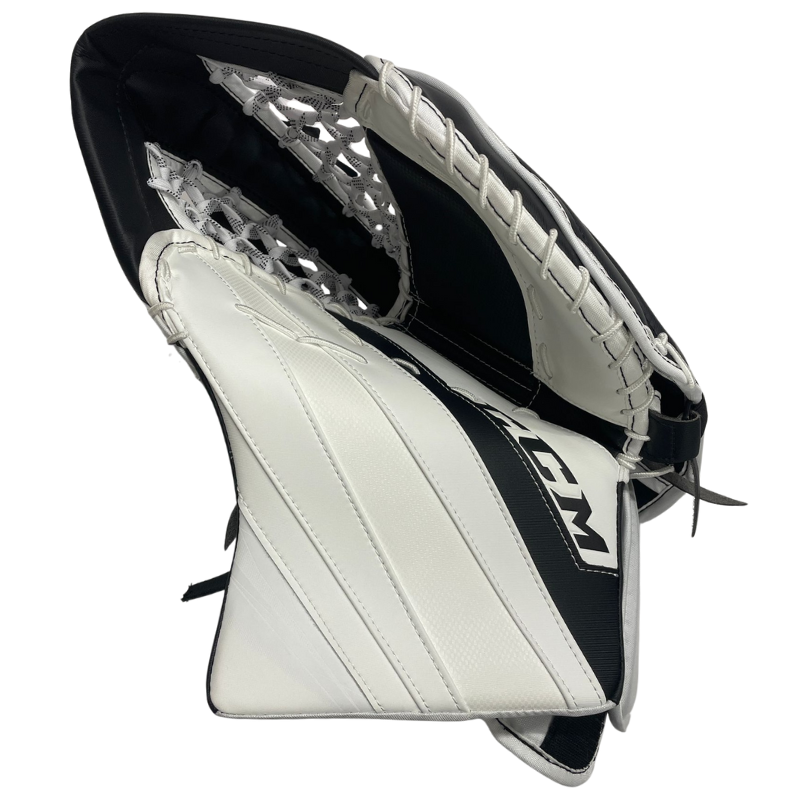 CCM Extreme Flex E5.9 Goalie Glove Regular - Senior (2021)